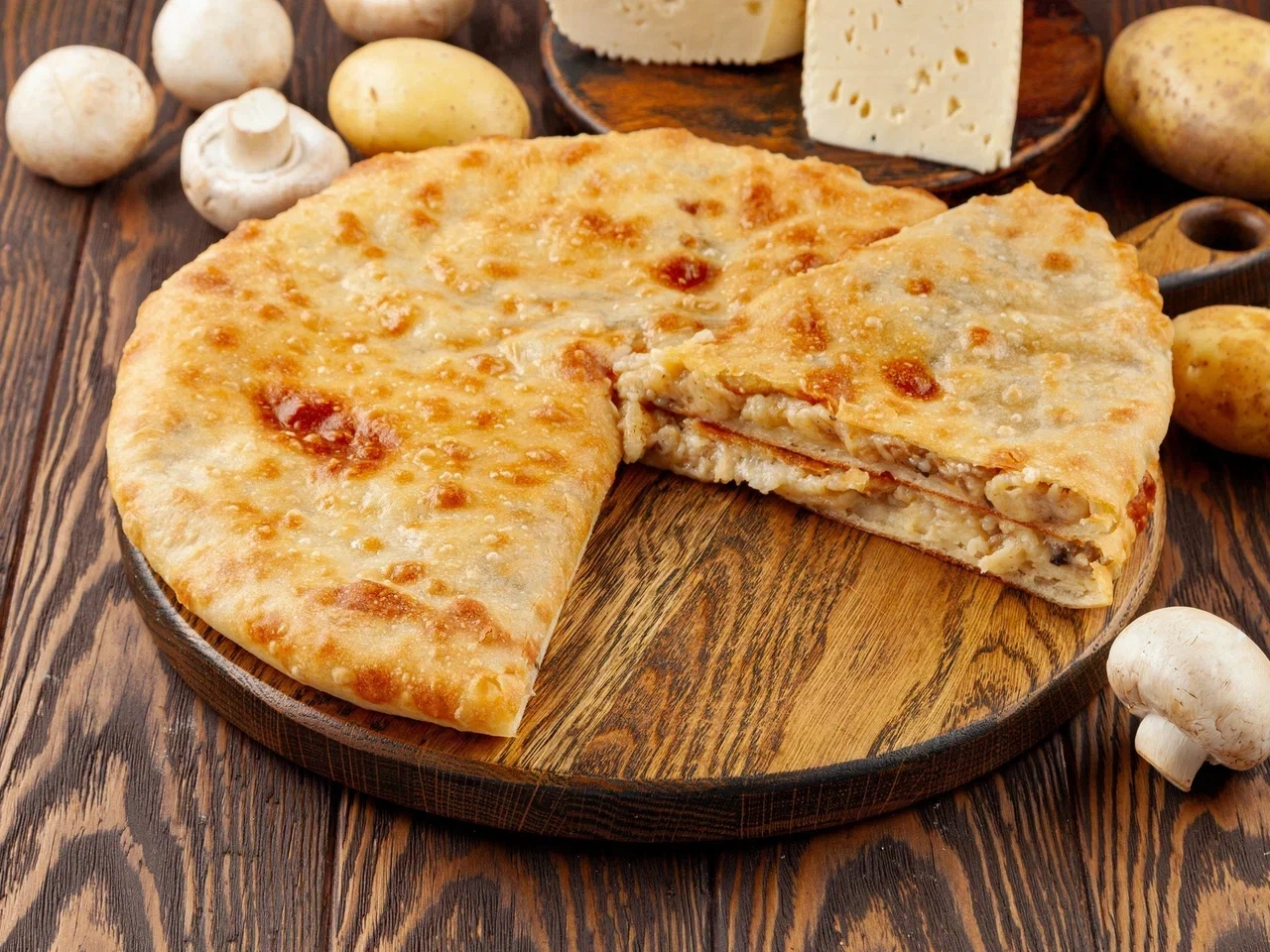 Осетинский пирог с картофелем, грибами и сыром